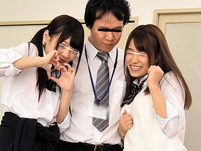 〈痴女〉教室で2人の女子校生と3P♡制服脱いでアソコ濡らしたスレンダー巨乳JKたちのワレメを弄って楽しむ