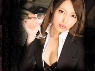 〈桜井あゆ〉スレンダー美人がザーメンごっくん♡フェラ抜きでグラスに溜まった濃厚な精液を飲み干すセクシーOL