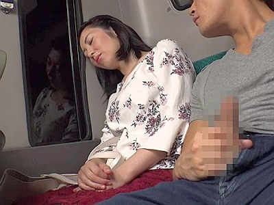 〈着エロ〉熟女人妻を痴漢レイプ！バスの中で眠ってるおばさんを襲いパンスト破きアナル舐めして肉棒ハメて堕とす