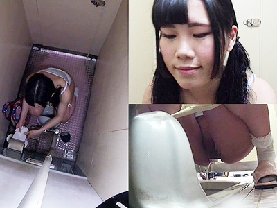 パイパンな可憐な美少女が変態にトイレにカメラをこっそりと置かれて、おしっこ姿を売り込まれてしまう