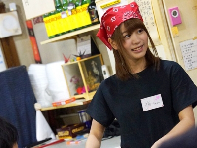 〈企画〉梅田みのりのデビュー作品！お好み焼き屋で関西弁のキュートな女の子がインタビューに微笑み応えてる